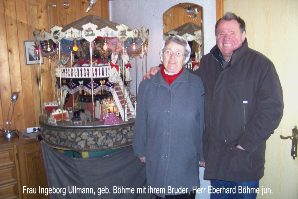 Die Geschwister Böhme-Ullmann mit dem Karussell