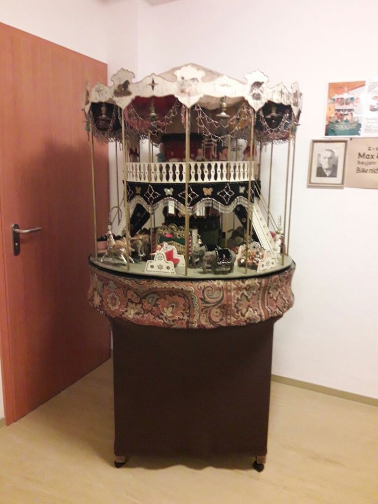 Das wieder aufgebaute Karussell an seinem Platz in der Heimatstube