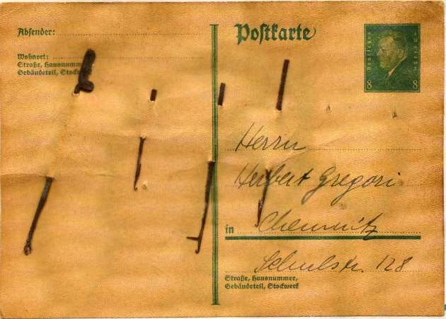 Zungennadeln in eine Postkarte gesteckt zur Ansicht für einen Kunden